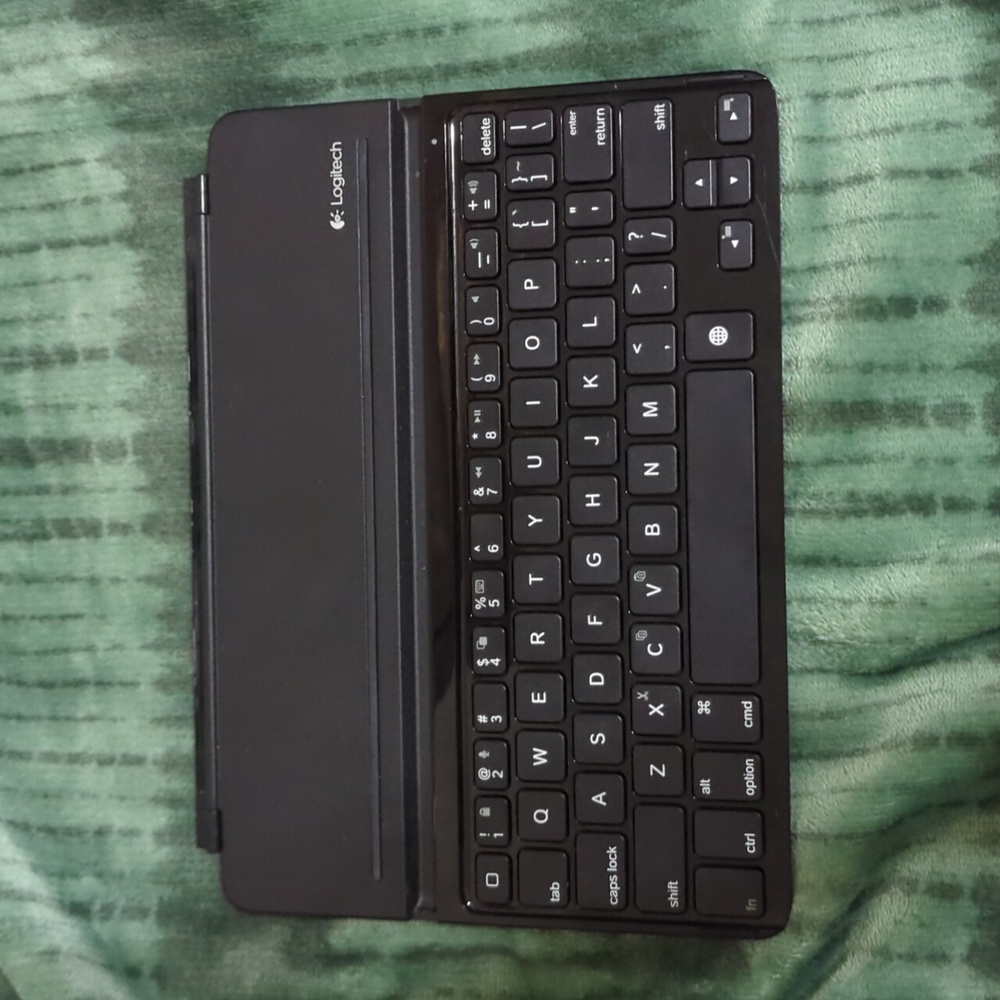 Logitech Ultrathin iPad Tablet Keyboard Cover i5 Bluetooth